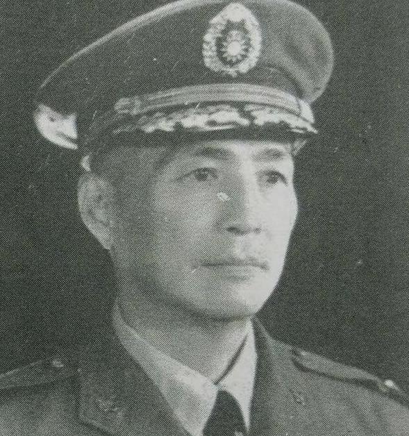 1988年，潜伏42年的地下党员终于踏上了归乡的轮船，一下船便直奔故里，迎接他的