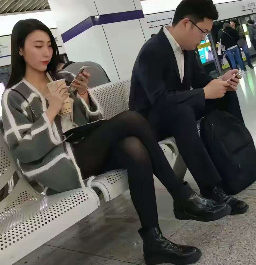 和对象吵架，自己玩自己的，谁也不搭理谁