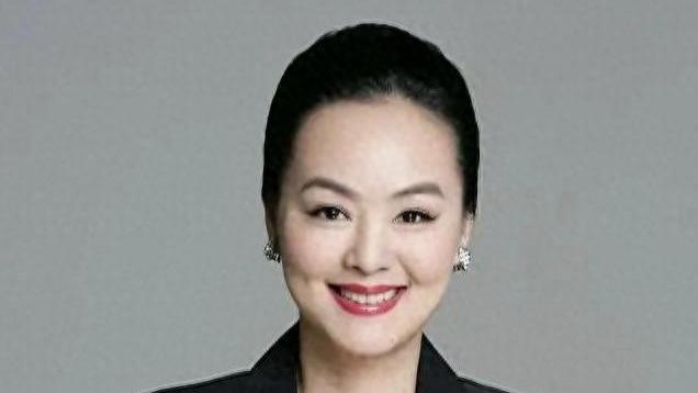 主持人孙小梅：曾被万人追捧，嫁小2岁海归丈夫，59岁发福认不出
