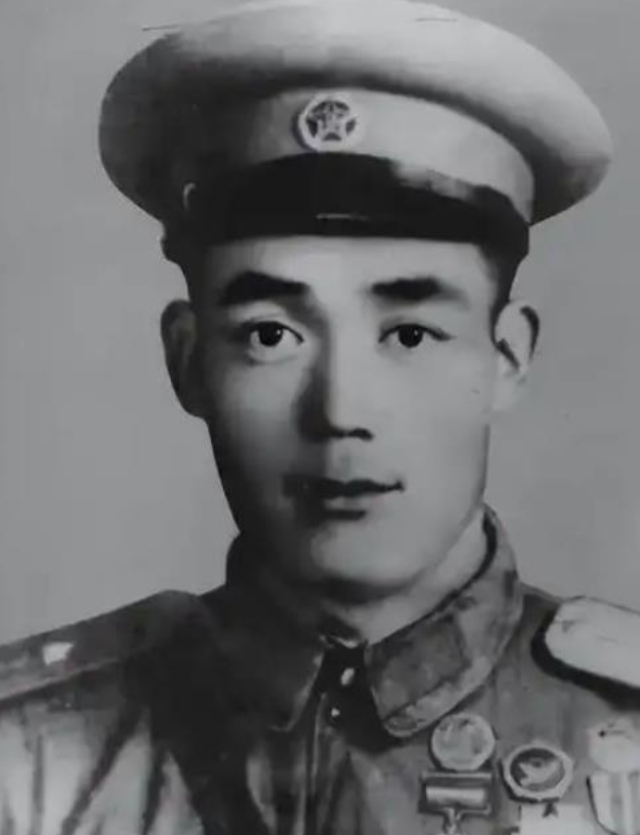 1952年，朝鲜战场，1侦察兵趁天黑，摸到美军阵地前，突然，他脚底碰到什么，一动