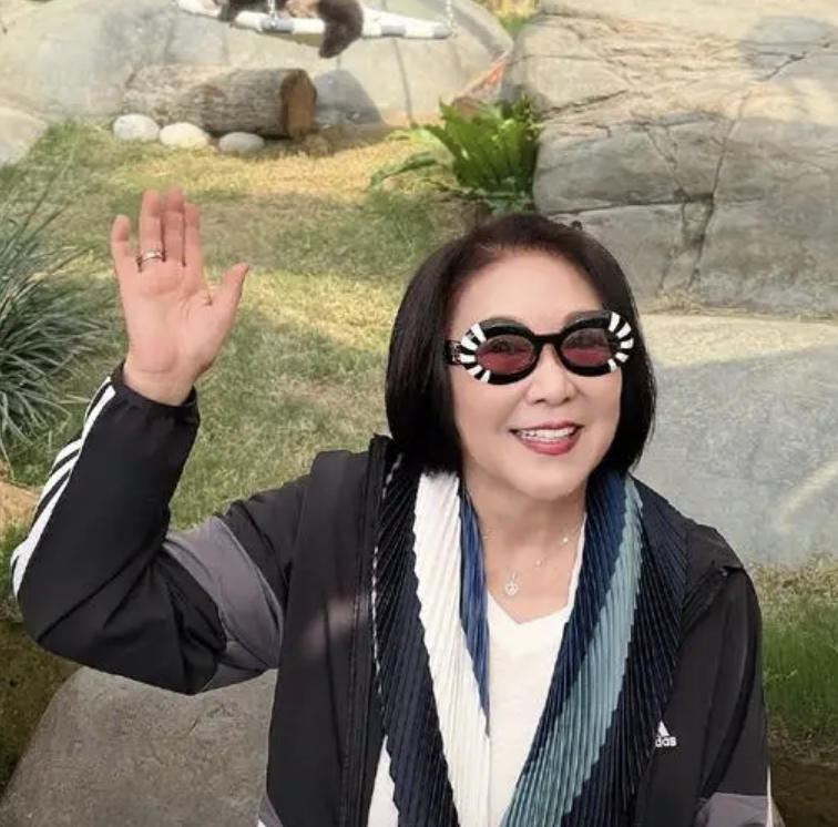 TVB老戏骨李司棋贵州之旅: 苗族服饰体验与战胜癌症后的精彩生活