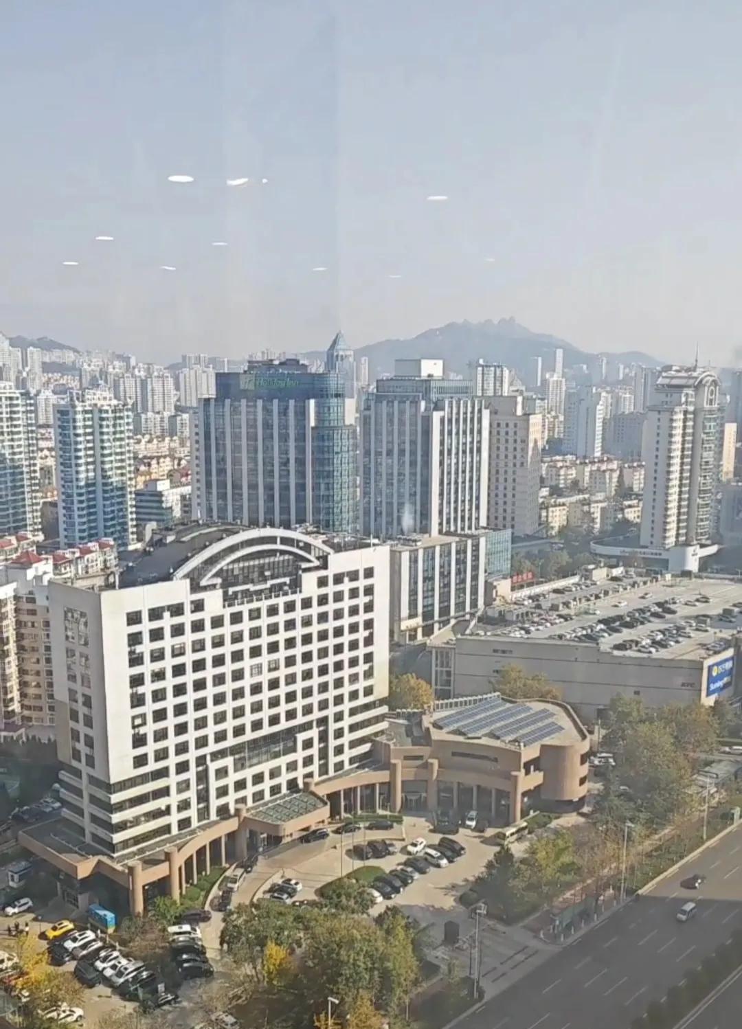 我朋友儿子又矮又丑，身高只有一米六，家里却很有钱。



他家境优渥，拥有好几家
