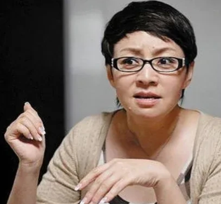巴图说：我的两个儿子，都是跟着奶奶宋丹丹姓，他的妻子博古觉得宋丹丹为这个家付出了