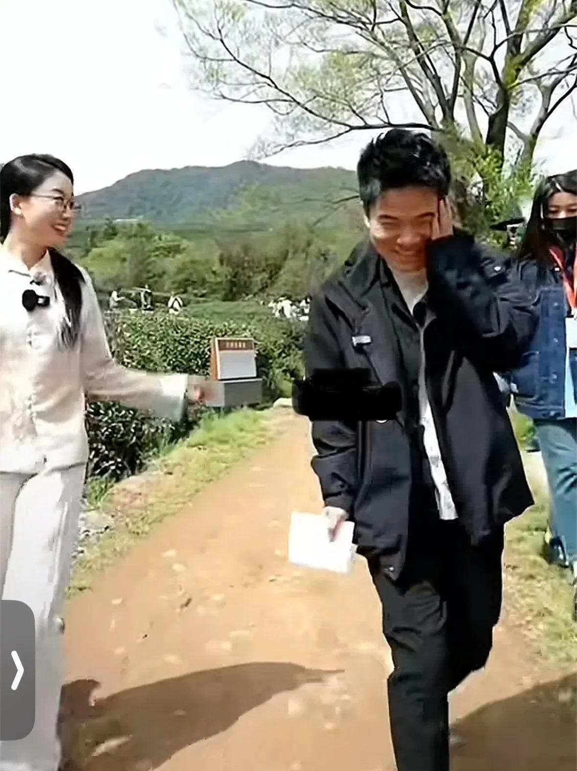 这谁呀，听见现场网友喊“宇辉我爱你”，又是捂脸又是摸鼻子，又是抓耳又是挠腮的，都