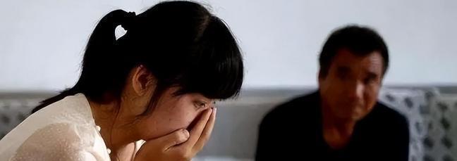 2002年，山东女博士因拒绝给弟弟买房，睡梦中被父亲砍死，审判时，父亲扬言：她是
