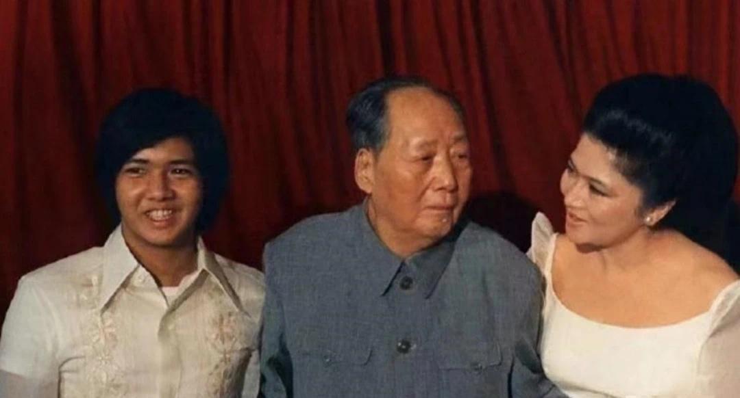 毛主席唯一的一次吻手礼
1974年9月，应周恩来邀请，时任菲律宾总统老马科斯的夫