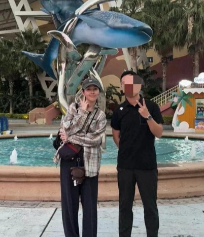 郭碧婷素颜同陌生男子带女儿去海底世界 疑似两人在三亚婚纱秀相识 ​​​