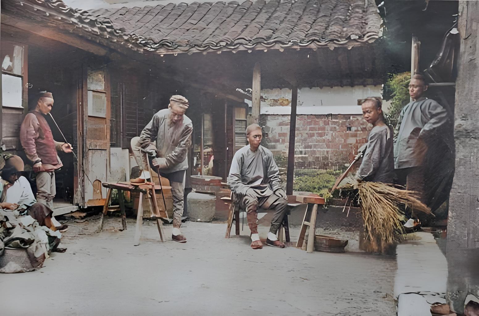 1899年北方乡村家庭照中，左一女性做针线活，或为乡绅家制嫁衣配饰，牙婆牵线计件
