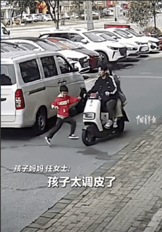 “不是第一次了！”江苏无锡，5岁男孩突然冲到路中间，由于面包车遮挡视线，电动车躲