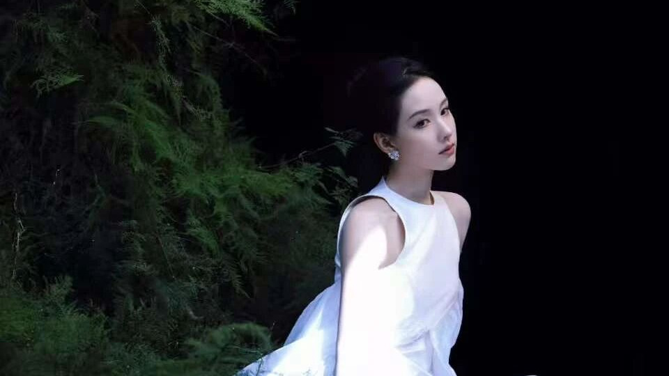 黄景瑜新剧空降、陈都灵影视动态、张凌赫宝格丽商务、代露娃粉丝把饼撕了？熟瓜汇总