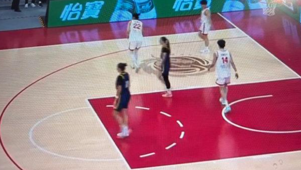 一个小小的疑问，为什么女篮球员不把球衣扎在裤子里啊？

