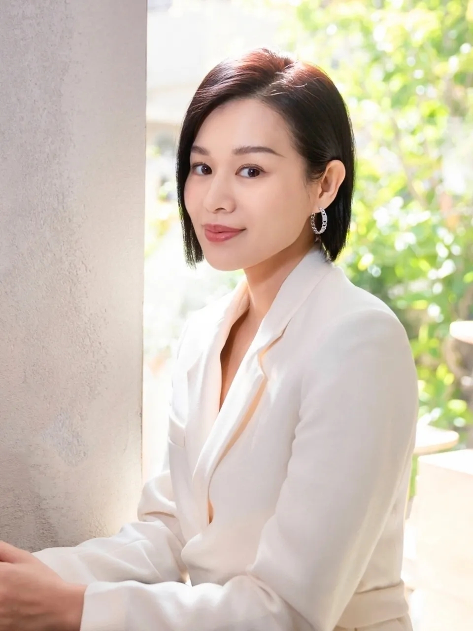 胡杏儿的人生故事，就是一部励志大剧。1999年，陪朋友参选香港小姐的她，意外开启