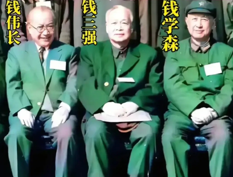 这是大名鼎鼎的“三钱”的一张珍贵合影。钱学森被誉为中国导弹之父，钱三强是中国原子