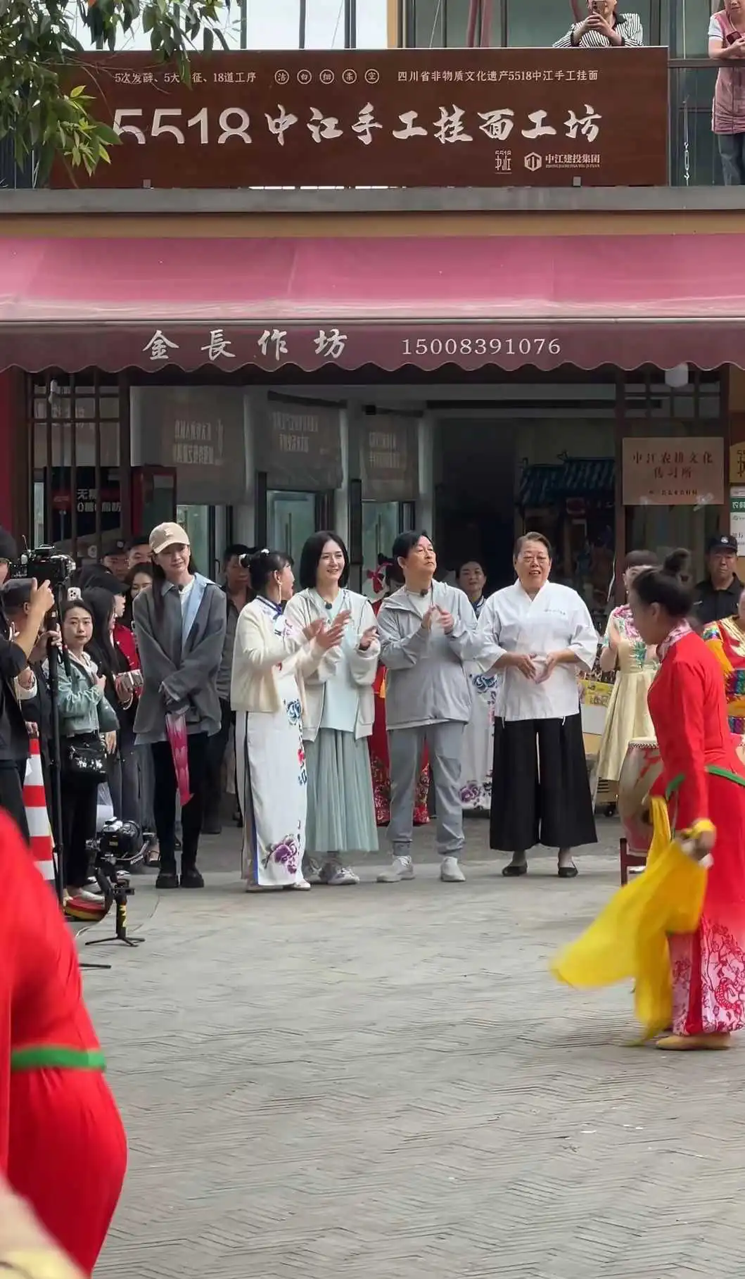 谢娜穿的有点太土气了！