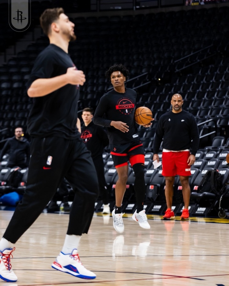 作为火箭队的新首发，伊森身材高大，臂展也很优秀，然而他还有非常不错的速度，出任得