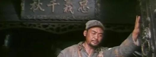 1938年3月25日，大队日军冲入台儿庄北门，师长池峰城指挥敢死队反击，日军躲到