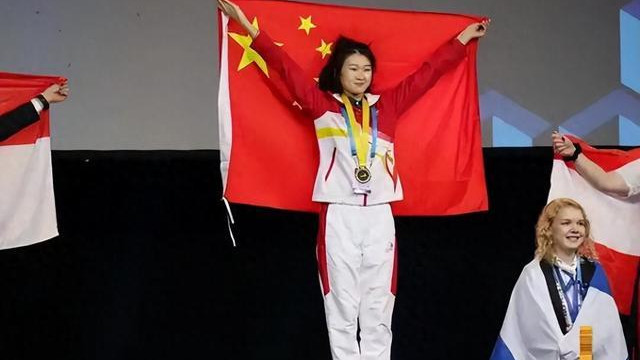 惊艳！从初中辍学打工妹到夺取世界冠军，这个00后只用了五年时间
