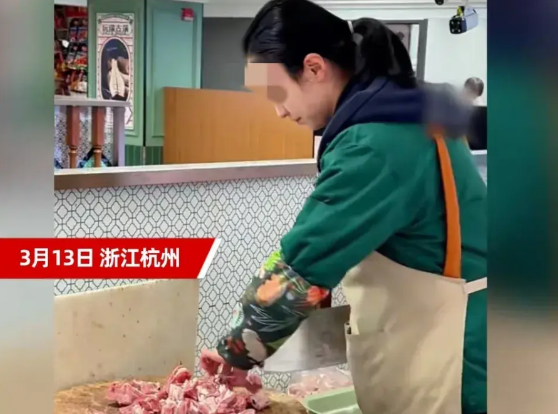 近日浙江杭州，一90后女子毕业后到菜市场卖猪肉，每天凌晨5点出摊，一天卖250斤