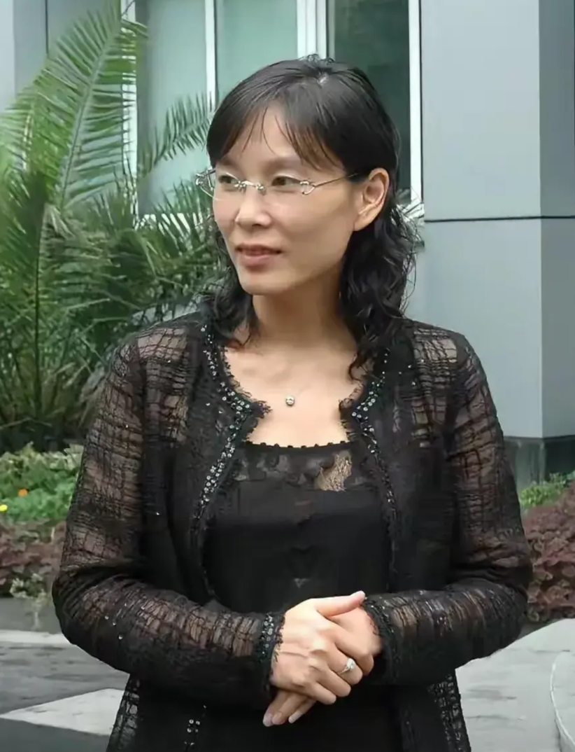 杜建英宗庆后事件只是冰山一角，其实有很多事业有为的商人都有这样的现象！
比如某集
