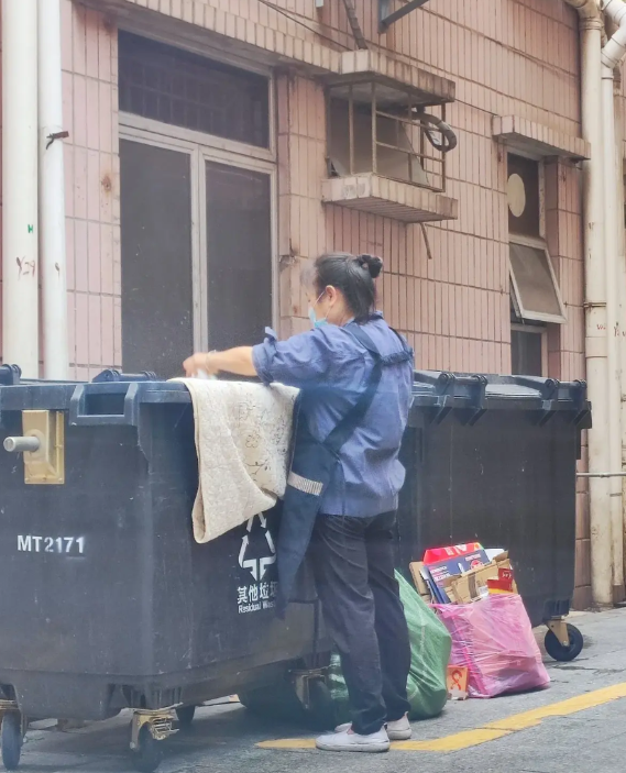 大龄剩女被网络毒鸡汤给害惨了，觉得月收入低于2万的男人就是屌丝。可实际上，在中国