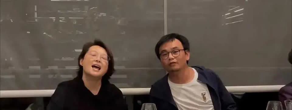 52岁袁立和三婚老公现身法国，身材丰腴状态好，两人看起来好恩爱