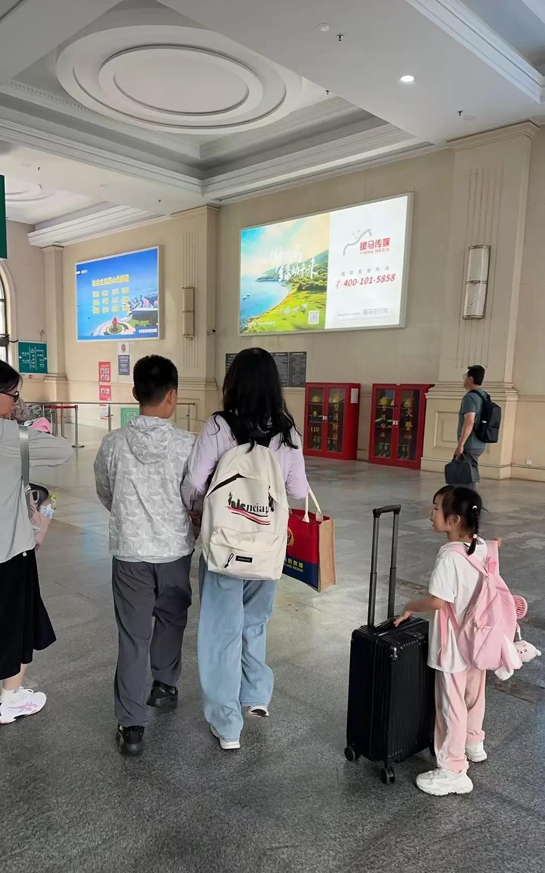 很心疼：女儿女婿和外孙太累了，马不停蹄……
这次女儿和女婿带外孙去北京参加第七届