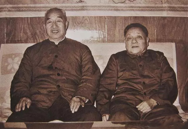 这是一张十分珍贵的合影，邓小平和他非常倚重的一位元帅，徐向前。徐向前曾经是红四方
