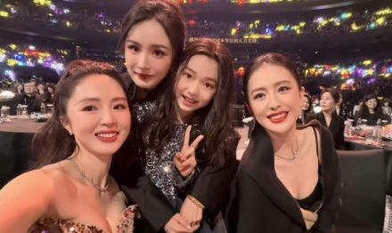 杨幂的表情，这也太真实了吧。

在尖叫之夜上董璇给杨幂和小酒窝拍照啊，没想到杨幂