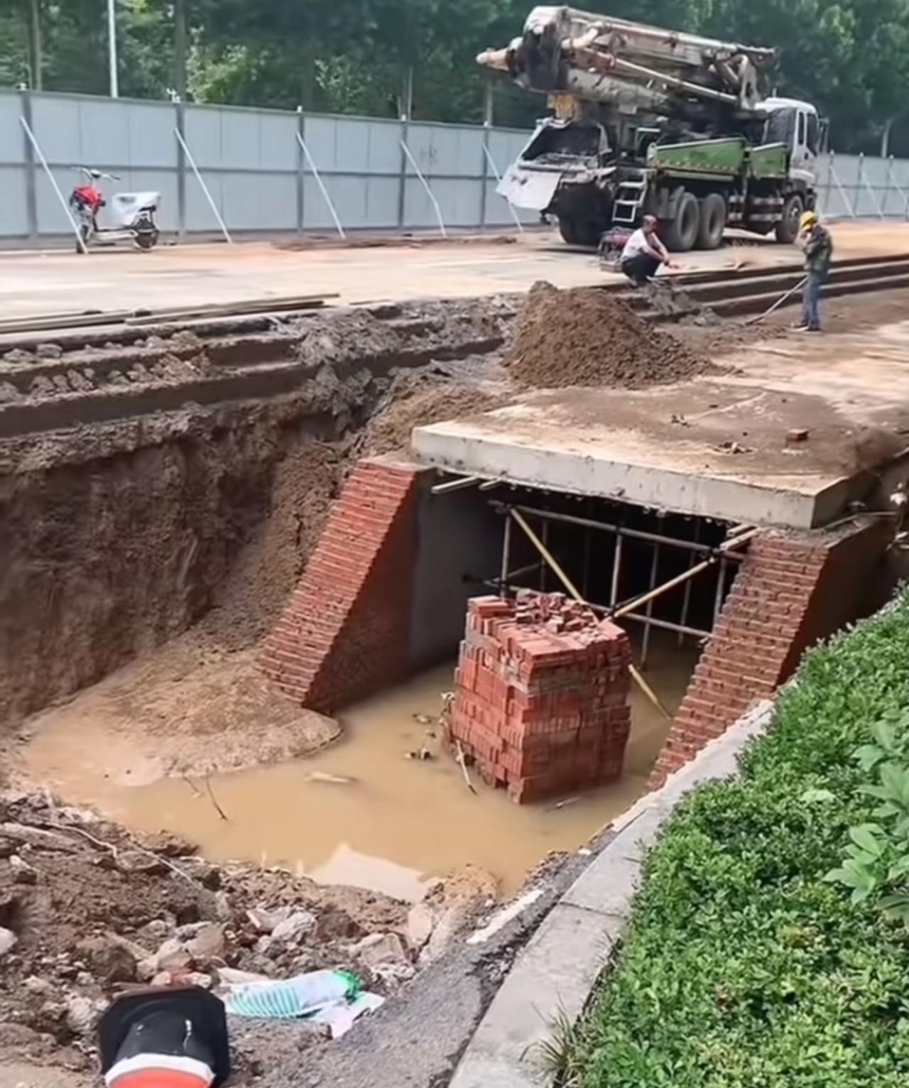 每年雨季城市道路积水严重，
出行苦不堪言，学学淄博吧，
百年规划，这才是良心工程