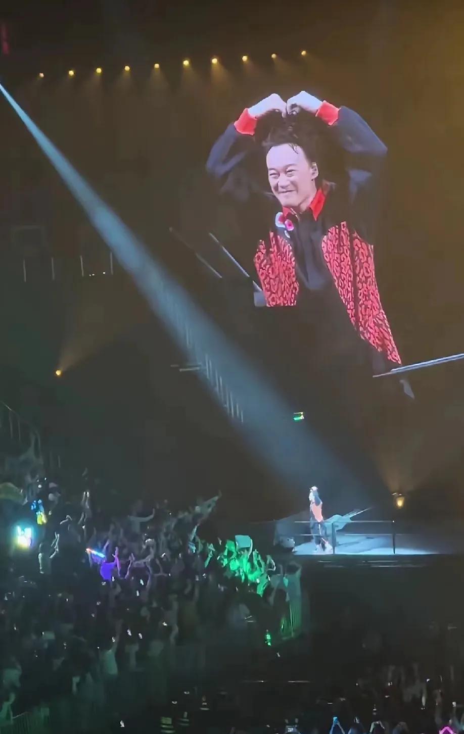 陈奕迅一定还活在，我相信#夏日生活打卡季#明天揭晓答案。