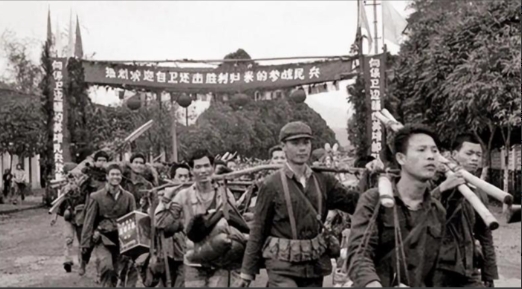 1979年，对越自卫反击战中，有个越南村长主动给解放军带路，路上，我军排长担心有