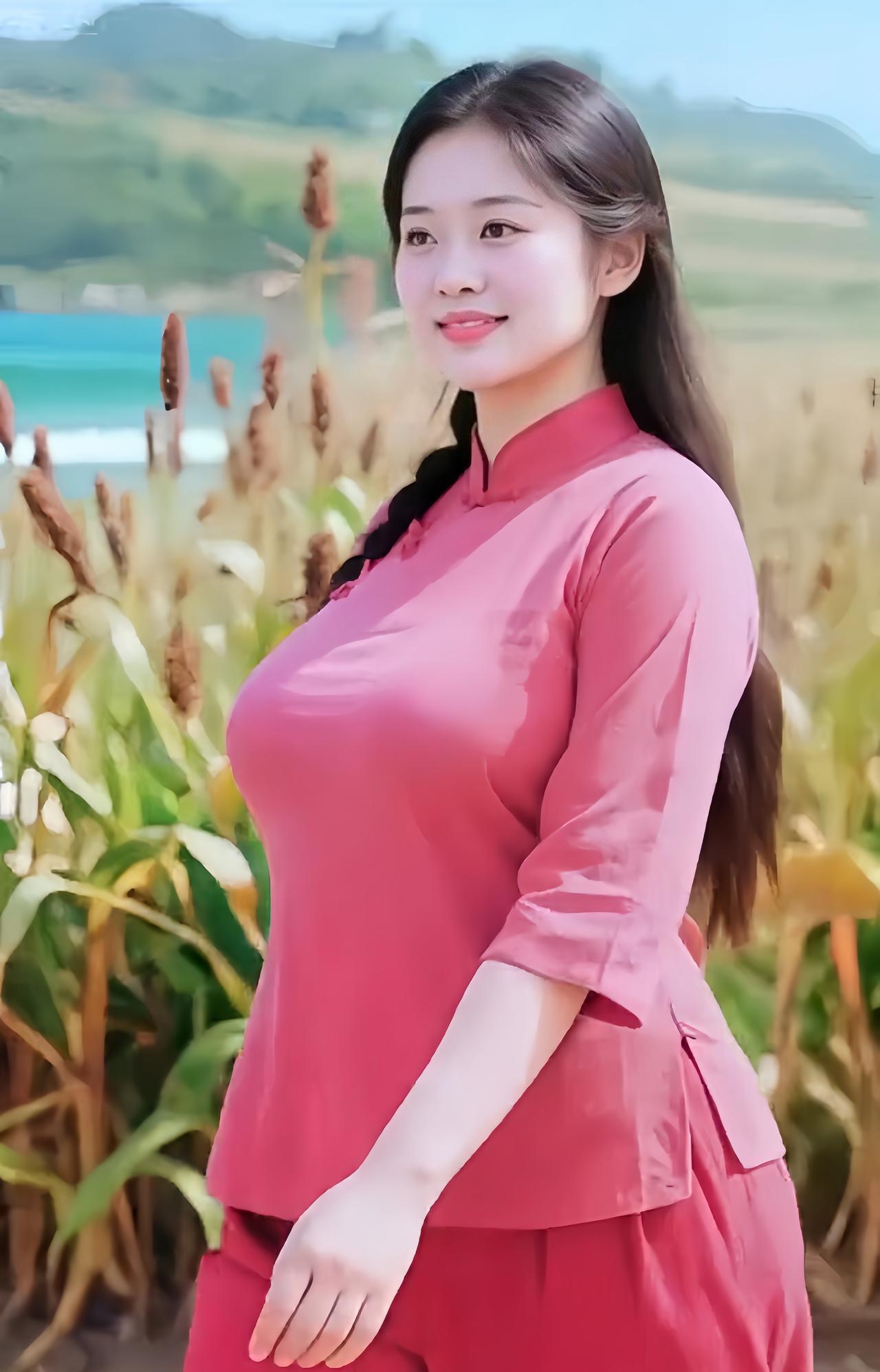 秋风起，秋意浓，她身着粉衫，漫步于田间小径，似是融入这斑斓的秋色之中。
目之所及