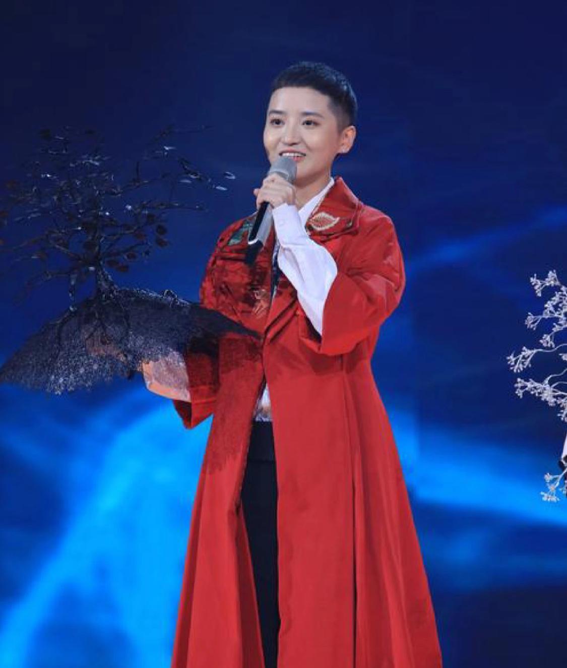 我说句实话，
蒋一侨绝对是为了梦想拼尽全力的人，
因为她本来能继承家业却选择追逐