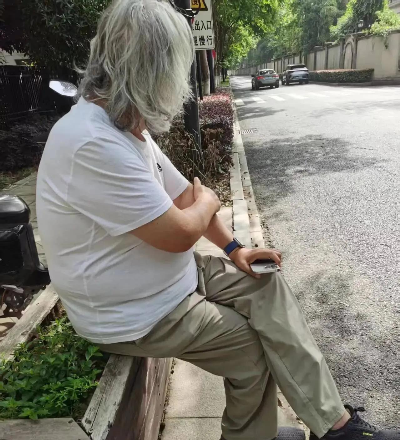 74岁张纪中撞车担全责，路边诉苦养娃艰辛，满头银丝惹人怜
在大众的固有印象里，身