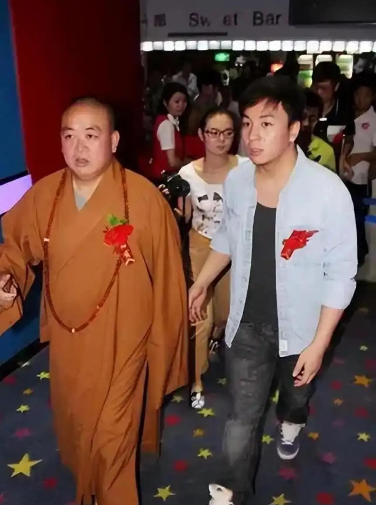老和尚被抓，娱乐圈最难过的应该就是释小龙了吧？
早年间，相传释小龙和他师傅关系非
