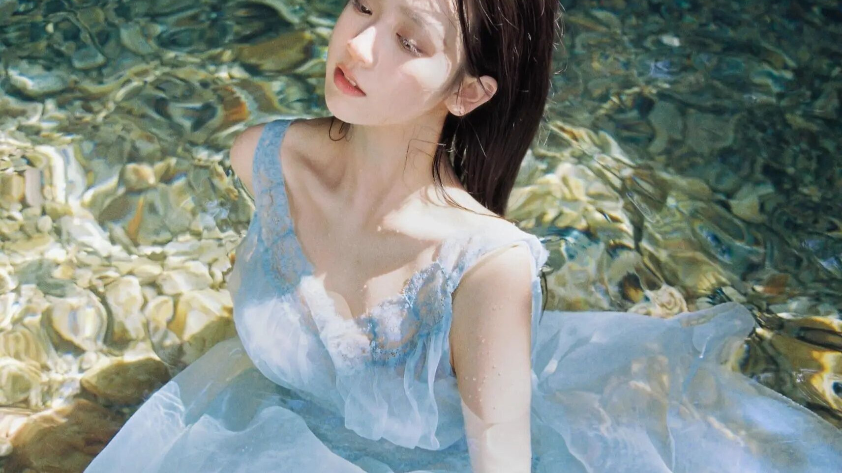 纤细身姿，着浅蓝色蕾丝吊带裙：灵动飘逸似水中绽放的蓝莲花