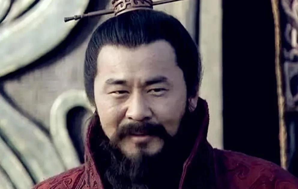 曹操说：忠诚不过是因为背叛的代价太大。

曹操对背叛的代价是深有体会的。他自