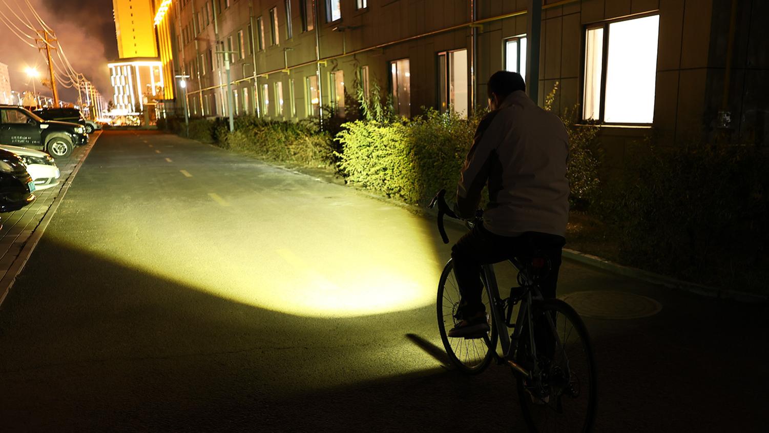 夜骑安全革新：迈极炫CBL1600PRO自行车灯，照亮你的每一步！