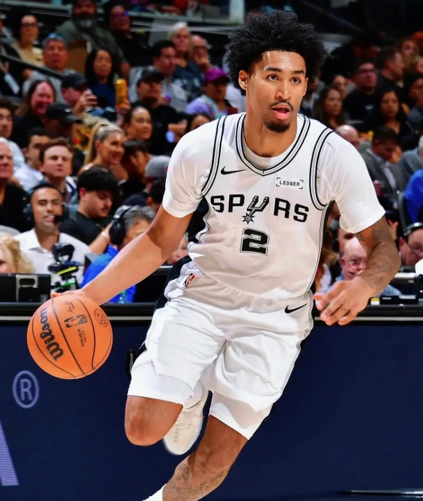 其实哈珀也挺难受的
哈珀选秀模板，一个哈登，一个坎宁安。天天逼着持球大核多打无球