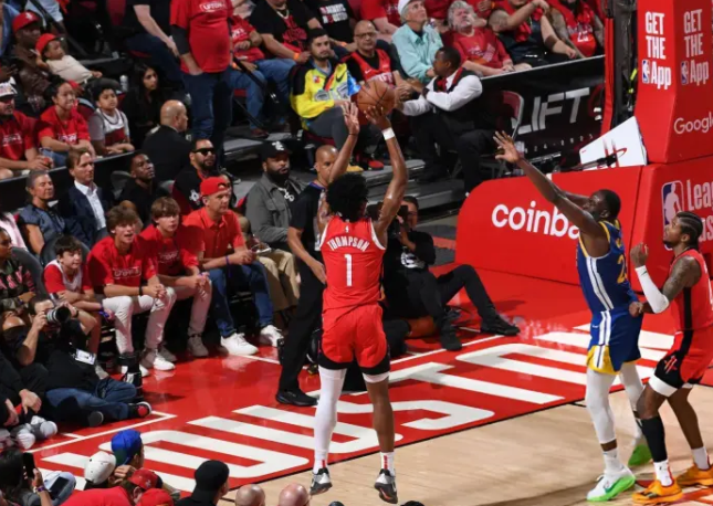 NBA常规赛，火箭客场120-96大胜篮网，赛后阿门．汤普森接受了采访。谈到自己