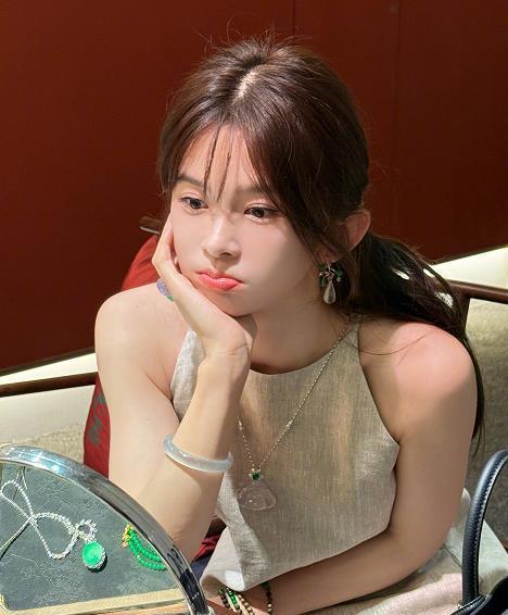 #赵樱子说对陈晓一见钟情# 赵樱子直播称第一眼就相中离婚了的陈晓，说陈晓现在单身