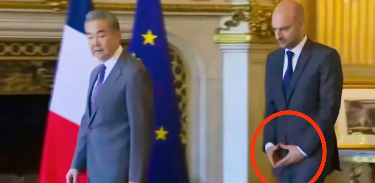 王毅外长真牛！法国外长都紧张了！











你想知道为啥法国外长在王