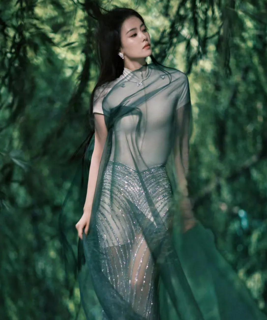 #白鹿说自己是欢娱影视CEO# 娱乐圈双璧之一的白鹿在综艺中饰演CEO角色，还说