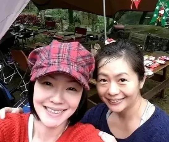 你可以说小S不是特别美，但绝对不能说她花期短了，一直觉得她很抗老，78年的她也快