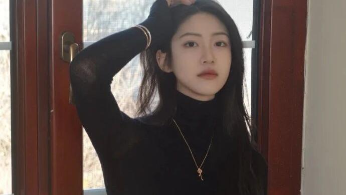 向涵之的简约优雅：全黑 OOTD 里，Tiffany Knot 是松弛中的分寸感