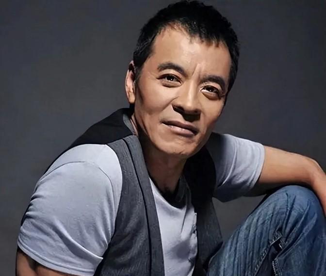 1998年，41岁的刘威和18岁的杨若兮相恋，很快，两人就确定恋爱关系并同居了。