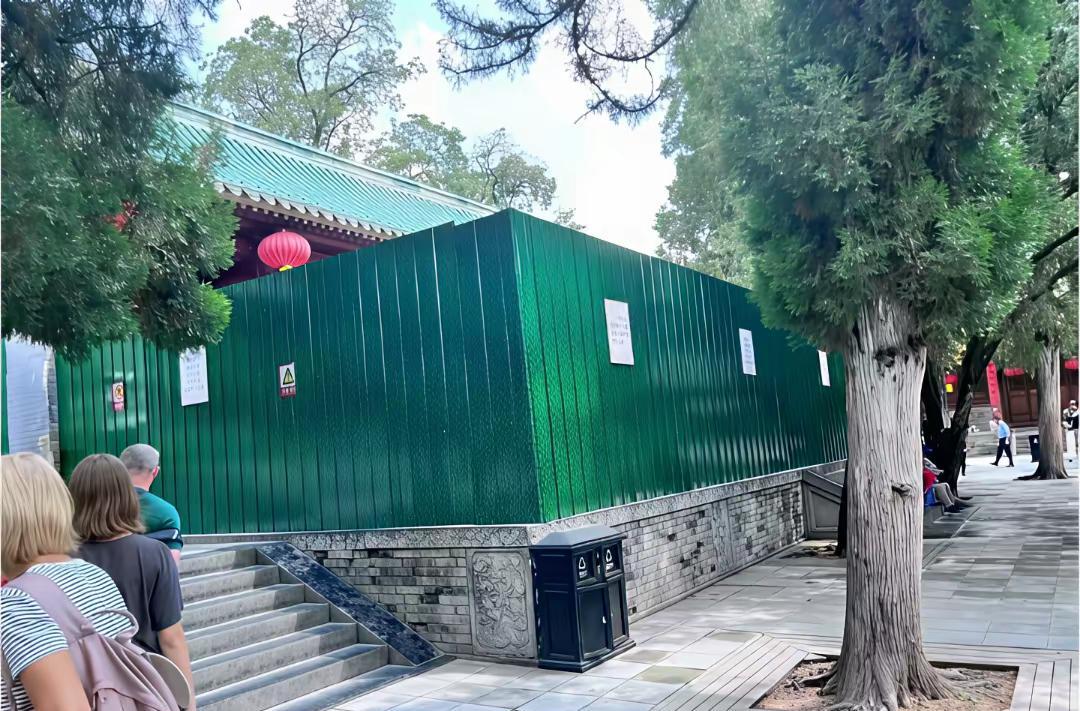 现在少林寺方丈院被铁皮围墙围起来，这事背后可不简单。释永信被带走调查，牵出一堆故