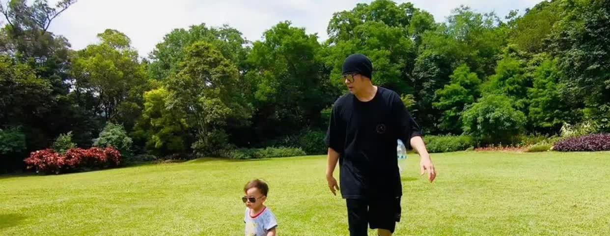 惊！周杰伦儿子都这么大啦？
近日昆凌晒出儿子Romeo打网球的照片，小家伙专注