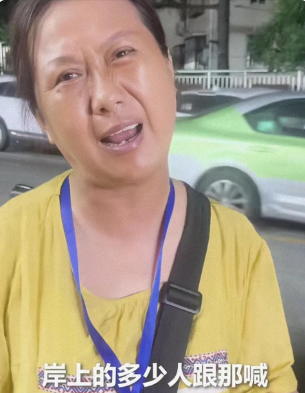 请记住青岛这位卖玉米的阿姨，她叫刘玉荣，58岁了！

一名女孩落水，阿姨说，岸上