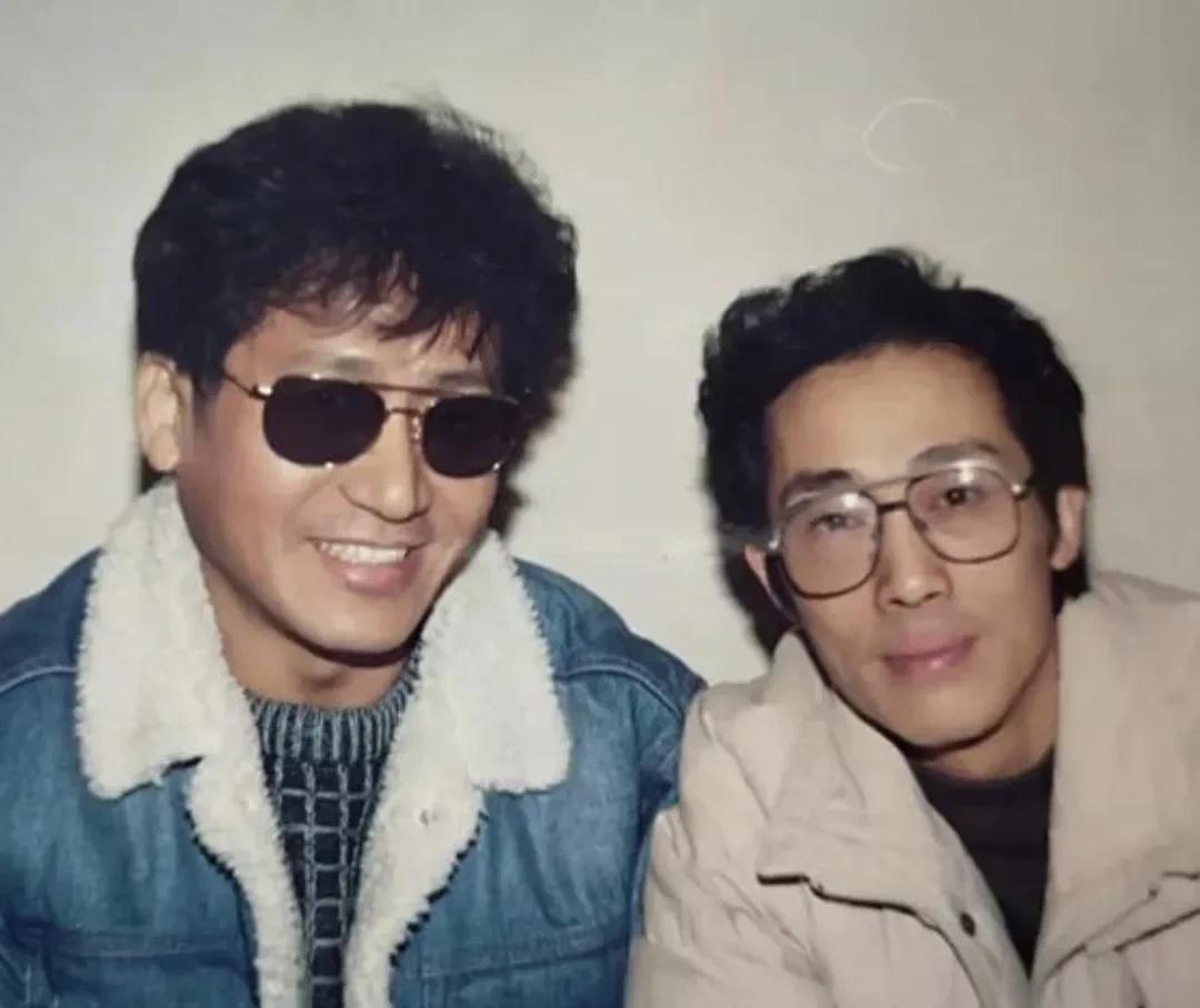 这是1988年5月，陈彼得从台湾回到成都，与胞弟离开近四十年后的第一次合影。
陈